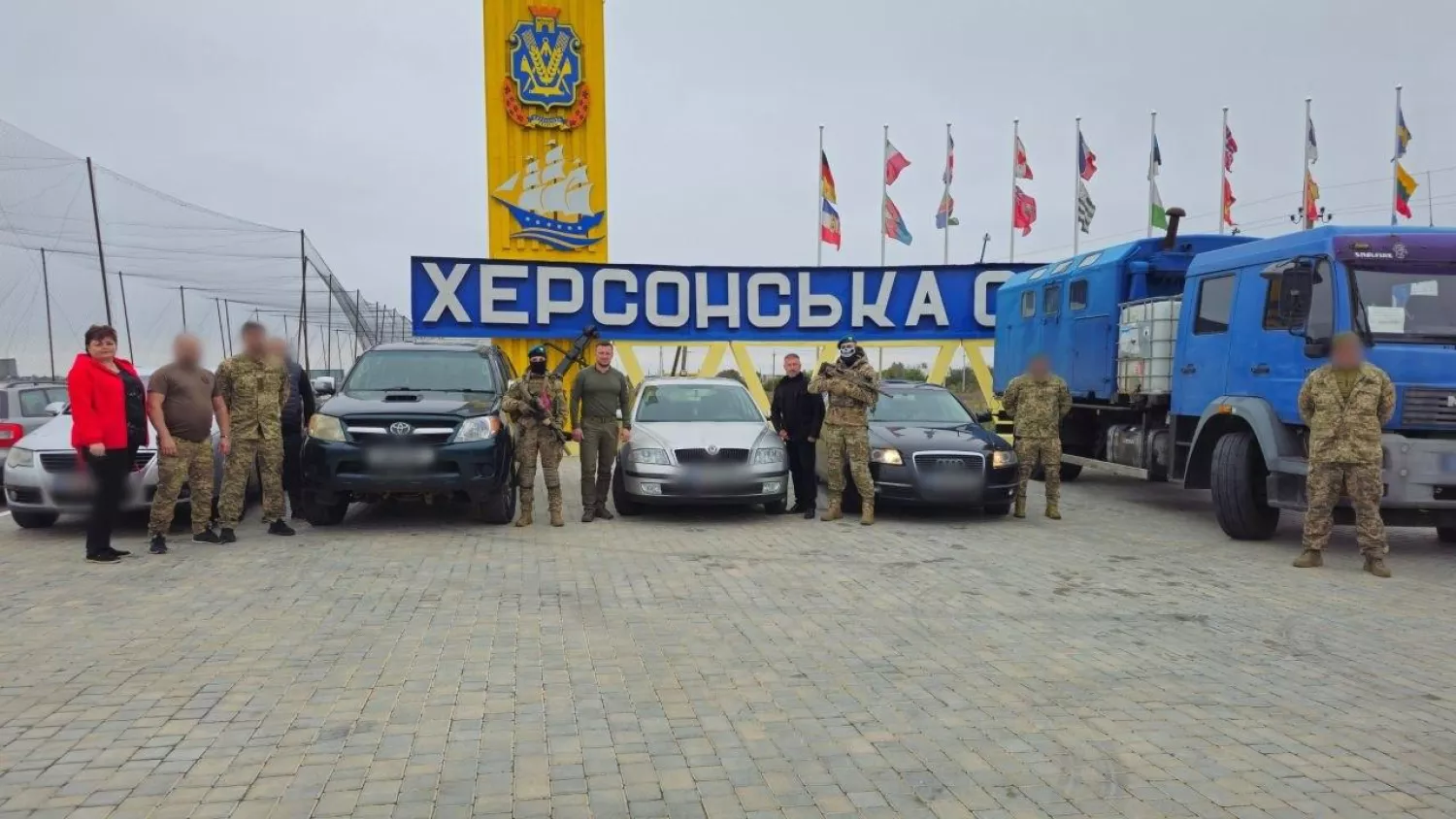 Військові на Херсонщині отримали автомобілі від литовських партнерів. Фото: Олександр Прокудін
