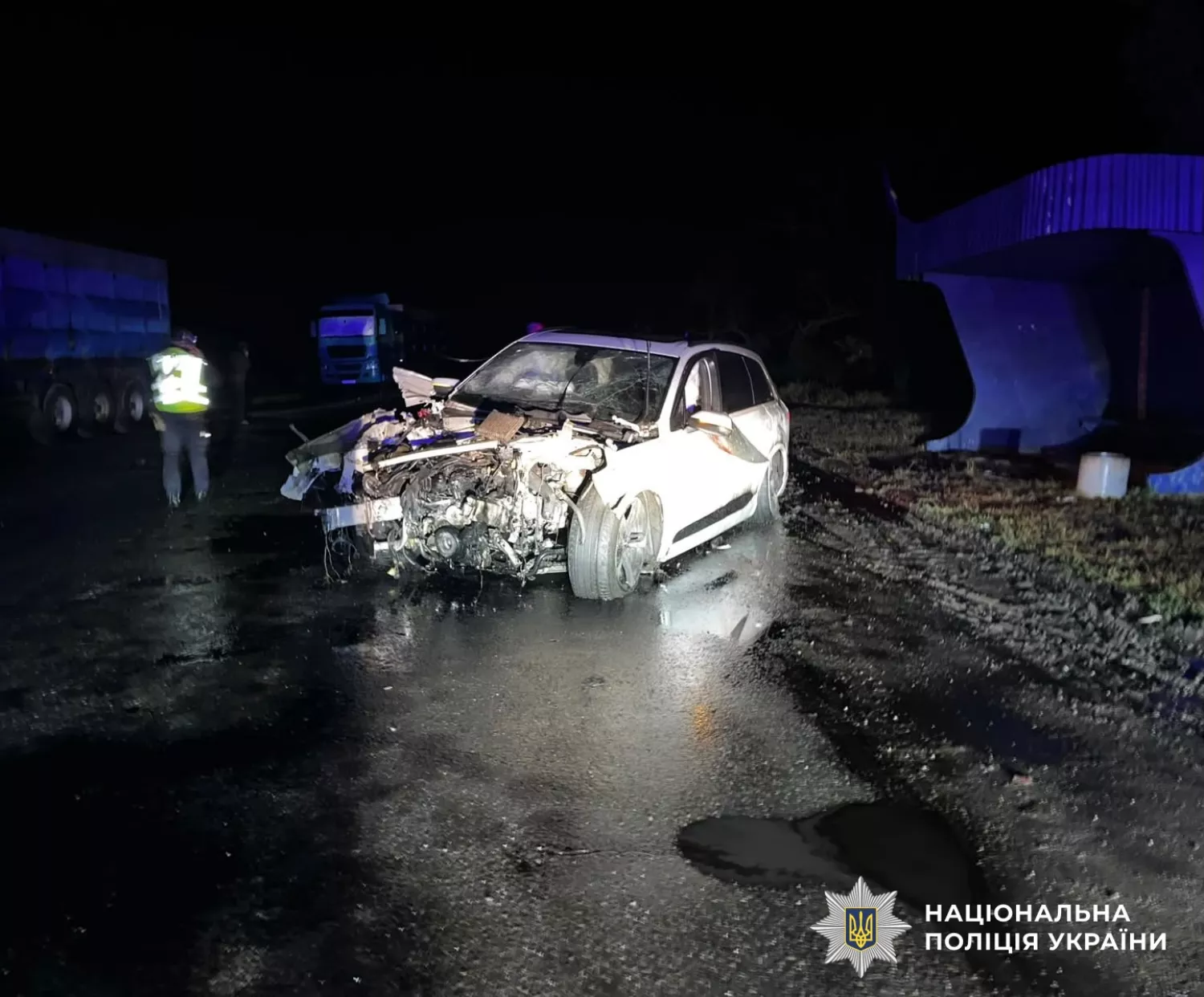 Наслідки зіткнення Audi Q7 із припаркованою вантажівкою MAN у Баштанці. Фото: поліція Миколаївської області