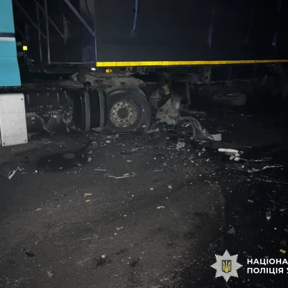 Наслідки зіткнення Audi Q7 із припаркованою вантажівкою MAN у Баштанці. Фото: поліція Миколаївської області