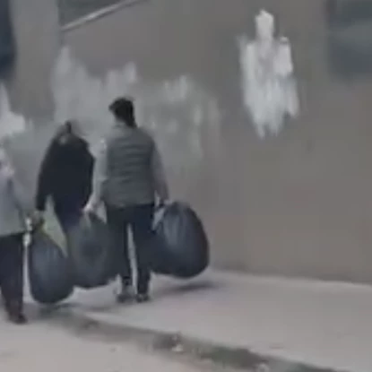 За словами миколаївців, це підприємці, які викидають сміття у баки біля багатоповерхівок. Скриншот з відео