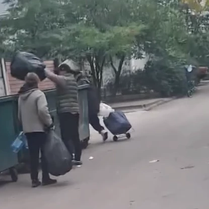 За словами миколаївців, це підприємці, які викидають сміття у баки біля багатоповерхівок. Скриншот з відео