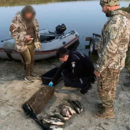 На Миколаївщині чоловік незаконно виловив раків та рибу на понад ₴1 млн. Фото: Нацполіція