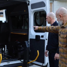 Миколаївщині передали сім авто для перевезення людей на кріслах колісних. Фото: Миколаївська ОВА