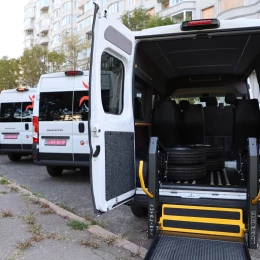 Миколаївщині передали сім авто для перевезення людей на кріслах колісних. Фото: Миколаївська ОВА