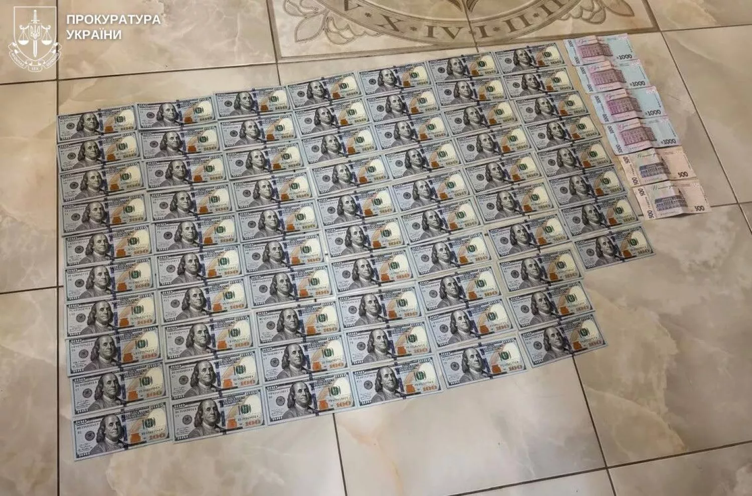 У Миколаєві затримали чоловіка за продаж 5 «гуманітарних» авто. Фото прокуратури