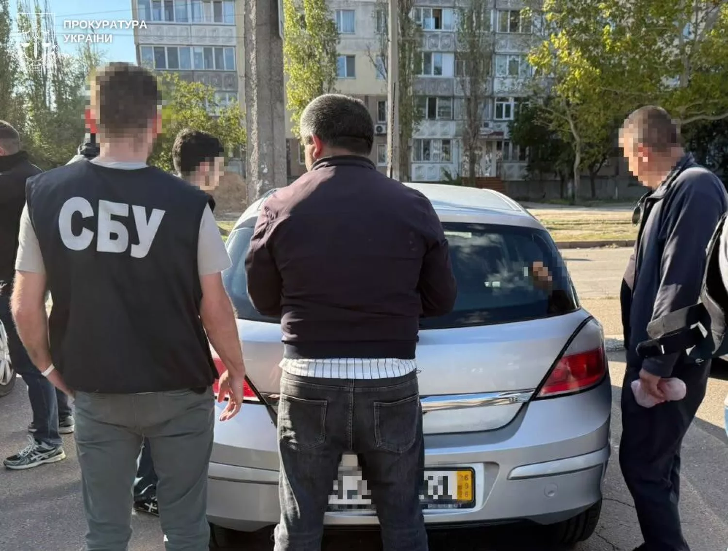 У Миколаєві затримали чоловіка за продаж 5 «гуманітарних» авто. Фото прокуратури