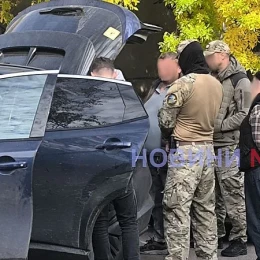 Обыски в автомобиле Nissan на Артиллерийской улице. Фото: Новости-N