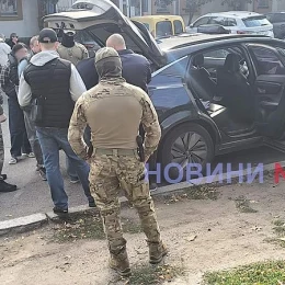 Обыски в автомобиле Nissan на Артиллерийской улице. Фото: Новости-N