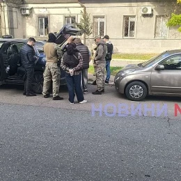 Обыски в автомобиле Nissan на Артиллерийской улице. Фото: Новости-N