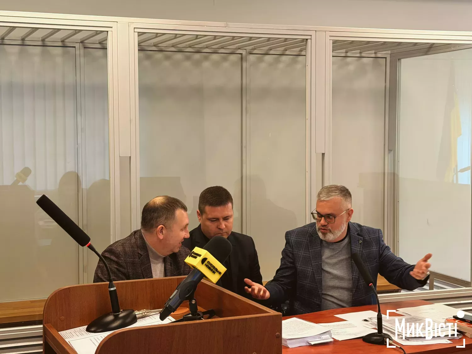 Підозрюваний Олег Пилипенко та його захисники. Фото: МикВісті