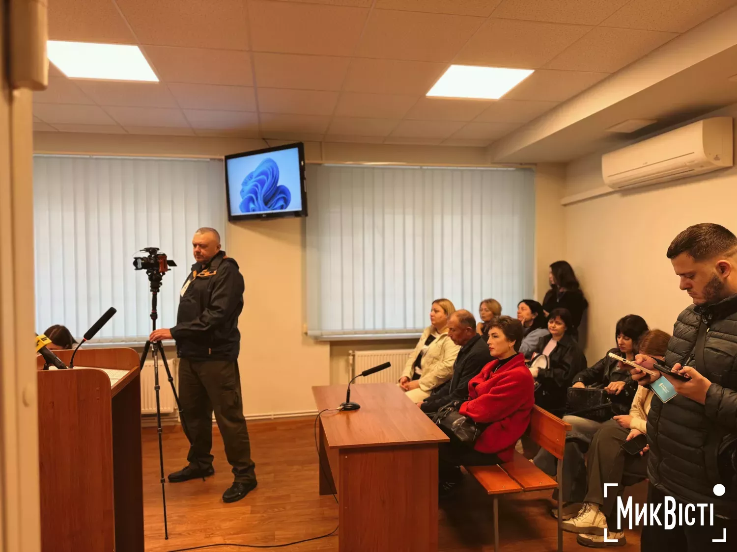 У судовій залі на підтримку Олега Пилипенка зібрались працівники виконкому Шевченківської сільради. Фото: МикВісті