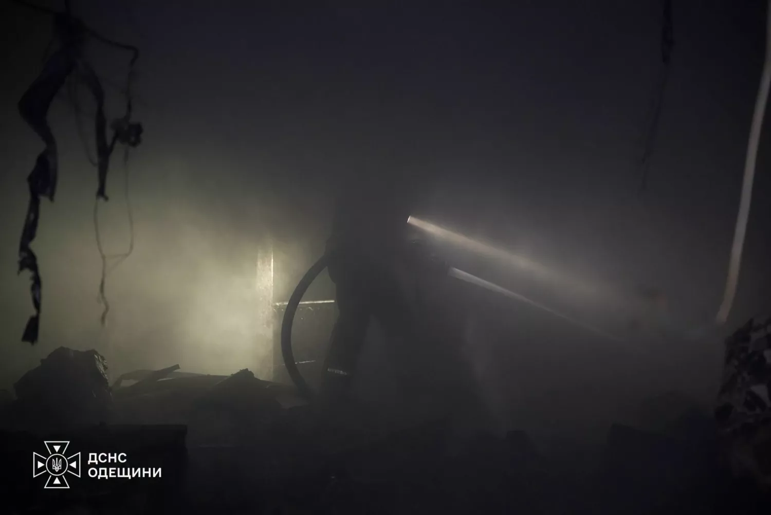 Повторний вибух під час гасіння пожежі в Одесі поранив чотирьох людей. Фото: ДСНС