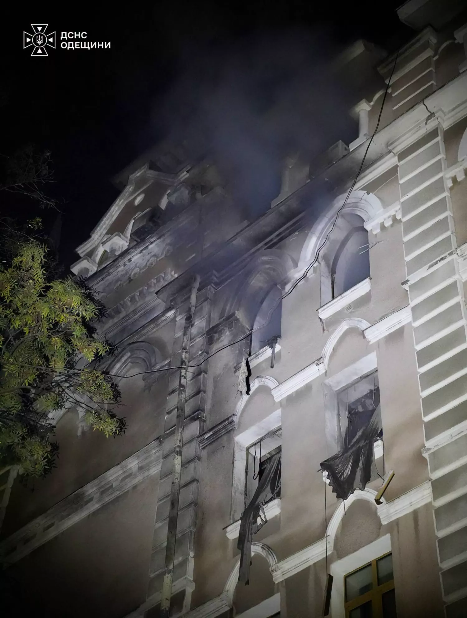 Повторний вибух під час гасіння пожежі в Одесі поранив чотирьох людей. Фото: ДСНС