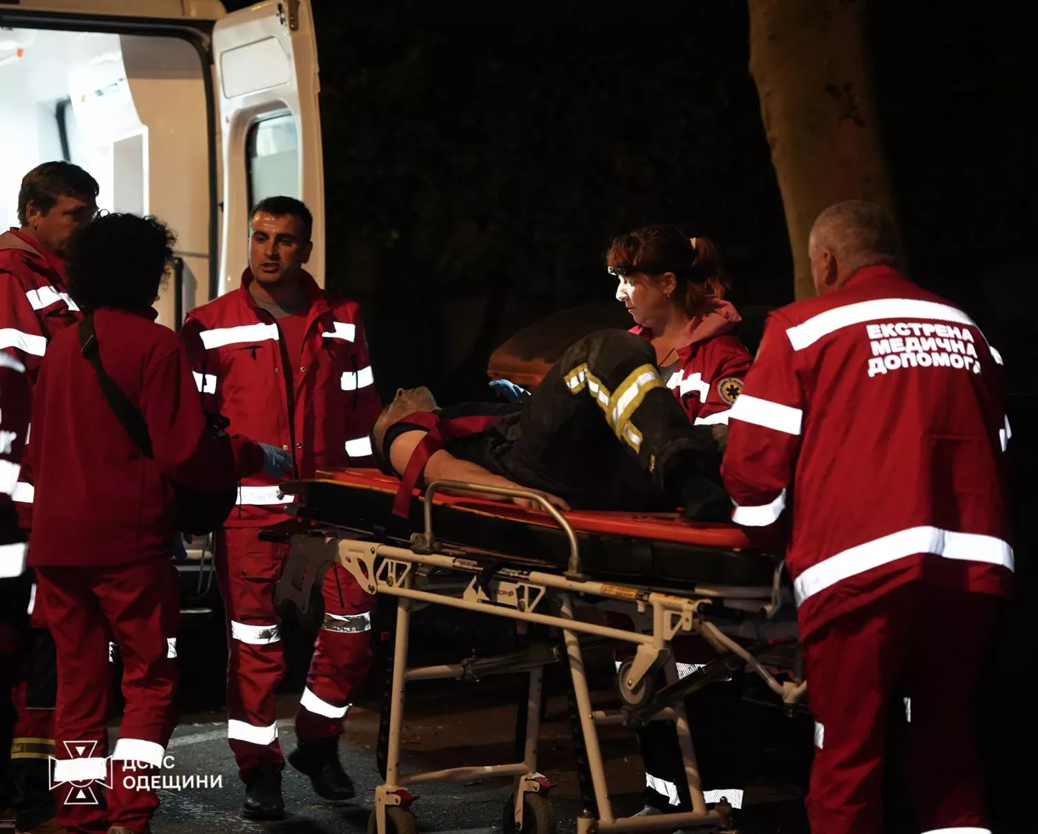 Повторний вибух під час гасіння пожежі в Одесі поранив чотирьох людей. Фото: ДСНС
