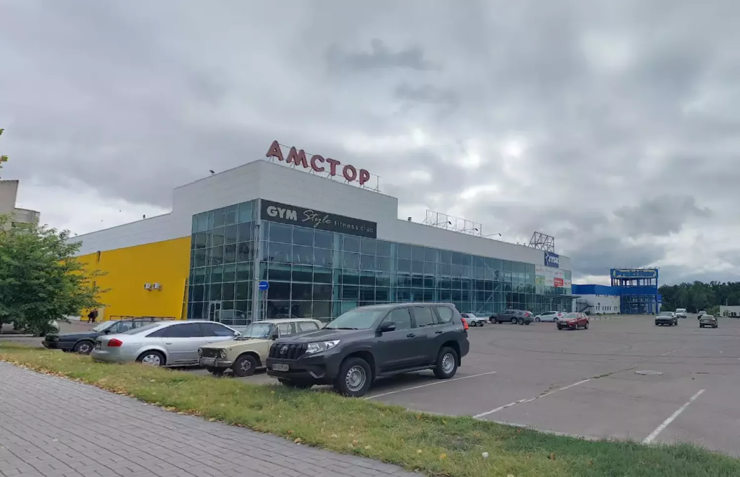 Торговельний центр на проспекті Героїв України в Миколаєві, де раніше працював «Амстор». Фото: malls.rent