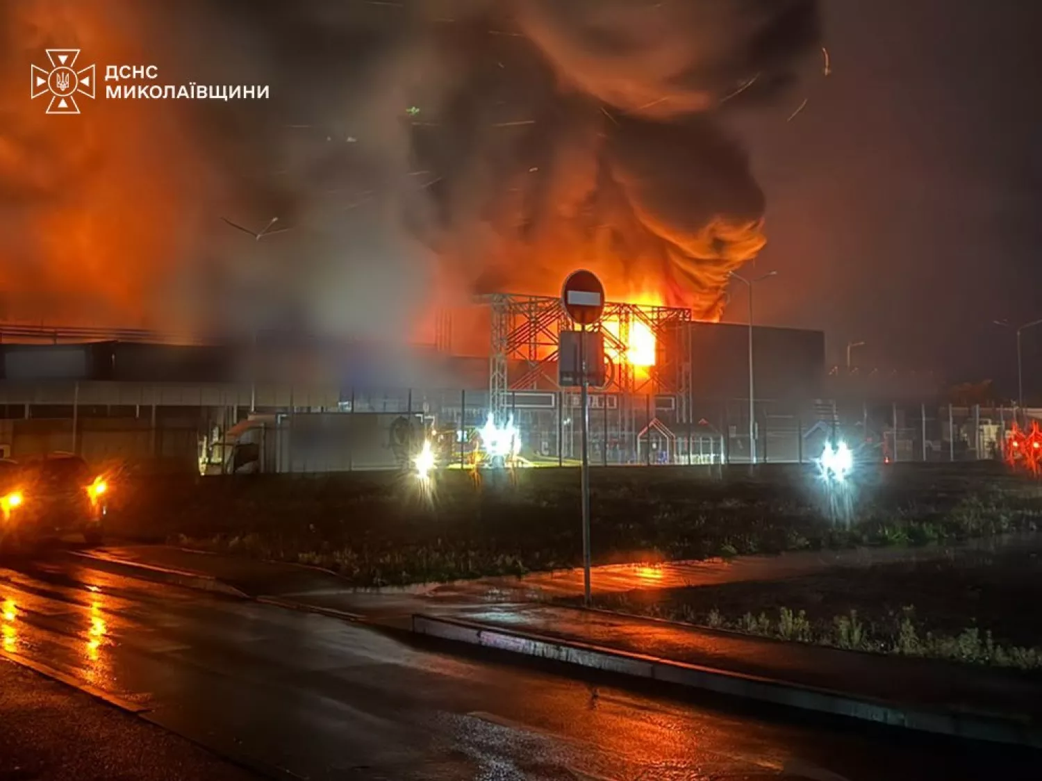 Російський безпілотник атакував торговий центр у Первомайську. Фото ДСНС