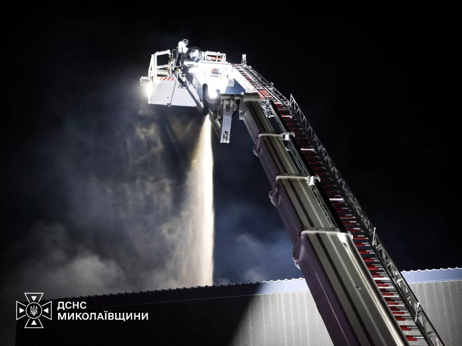 Російський безпілотник атакував торговий центр у Первомайську. Фото ДСНС