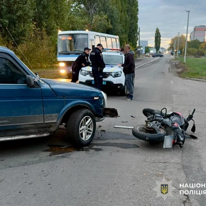 У Первомайську зіткнулися автомобіль і мотоцикл. Фото: Нацполіція