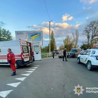 У Первомайську зіткнулися автомобіль і мотоцикл. Фото: Нацполіція