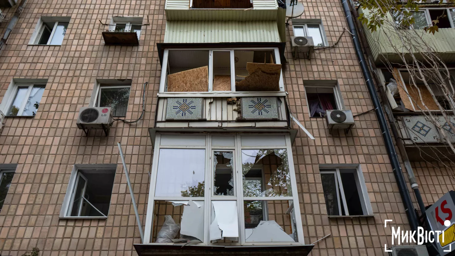 Наслідки російсько обстрілу 10 жовтня у Миколаєві по вулиці Соборній. Фото: «МикВісті»