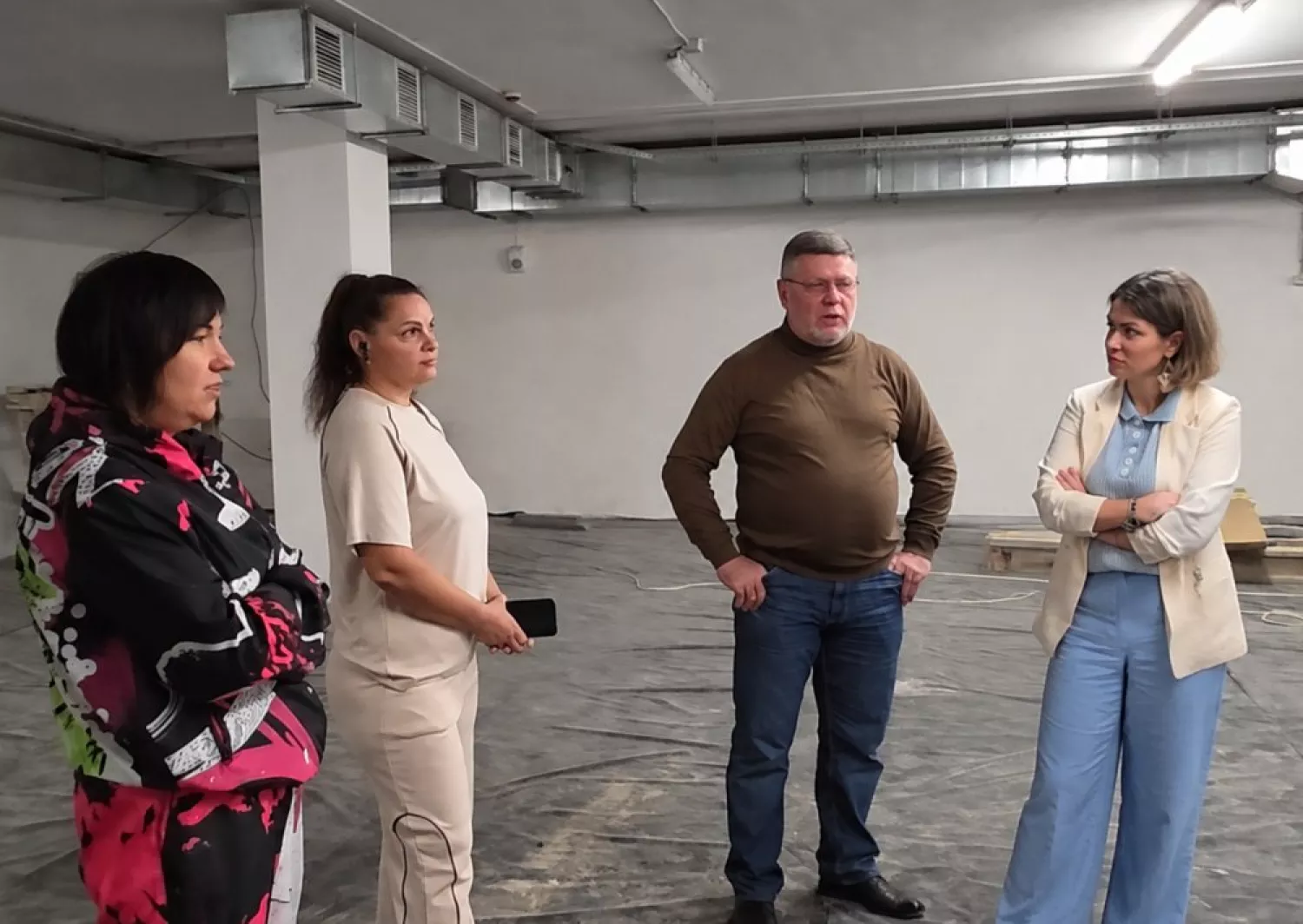 Зустріч батьківського комітету, керівництва ліцею з директором компанії, яка будує укриття. Фото: «Березань»