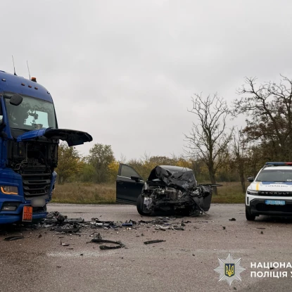 У Баштанці зіткнулися кросовер і вантажівка. Фото: Нацполіція