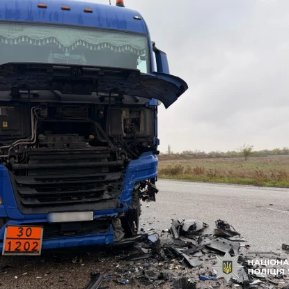 У Баштанці зіткнулися кросовер і вантажівка. Фото: Нацполіція