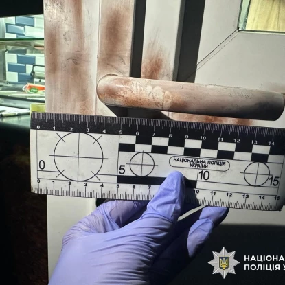У Миколаєві затримали підозрюваного, який погрожував працівнику стрітфуду ножем. Фото: Нацполіція