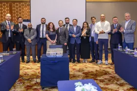 Представники чотирьох успішних претендентів разом із членами Виконавчої ради IWF. Фото: IWF