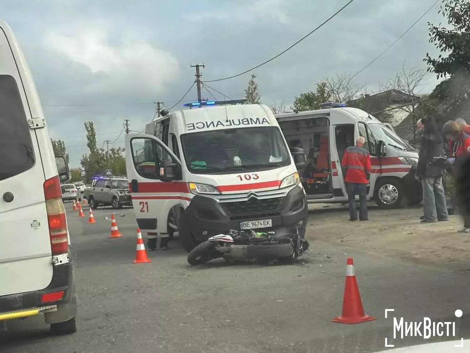 Водій мотоцикла та його пасажир постраждали в ДТП у Миколаєві. Фото: МикВісті