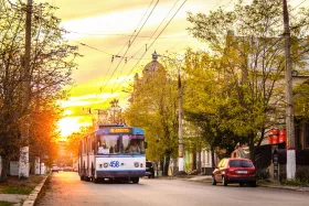 Від початку року російські обстріли пошкодили 15 одиниць транспорту в Херсоні. Ілюстративне фото: alltransua