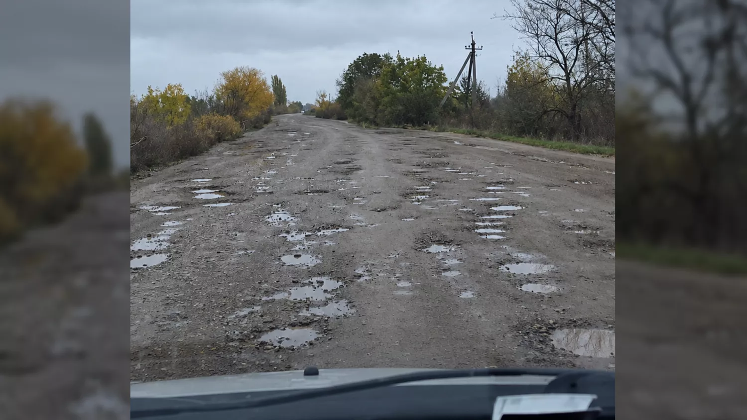Жителі показали дорогу на Первомайщині, яка вкрита ямами. Скриншот з відео Ірини Верпаховської