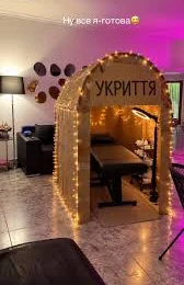 Підприємці облаштовують символічні укриття з картону. Фото з соцмереж