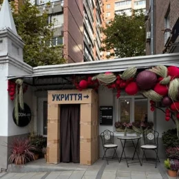 Підприємці облаштовують символічні укриття з картону. Фото з соцмереж
