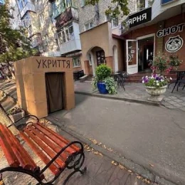 Підприємці облаштовують символічні укриття з картону. Фото з соцмереж