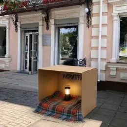 Підприємці облаштовують символічні укриття з картону. Фото з соцмереж