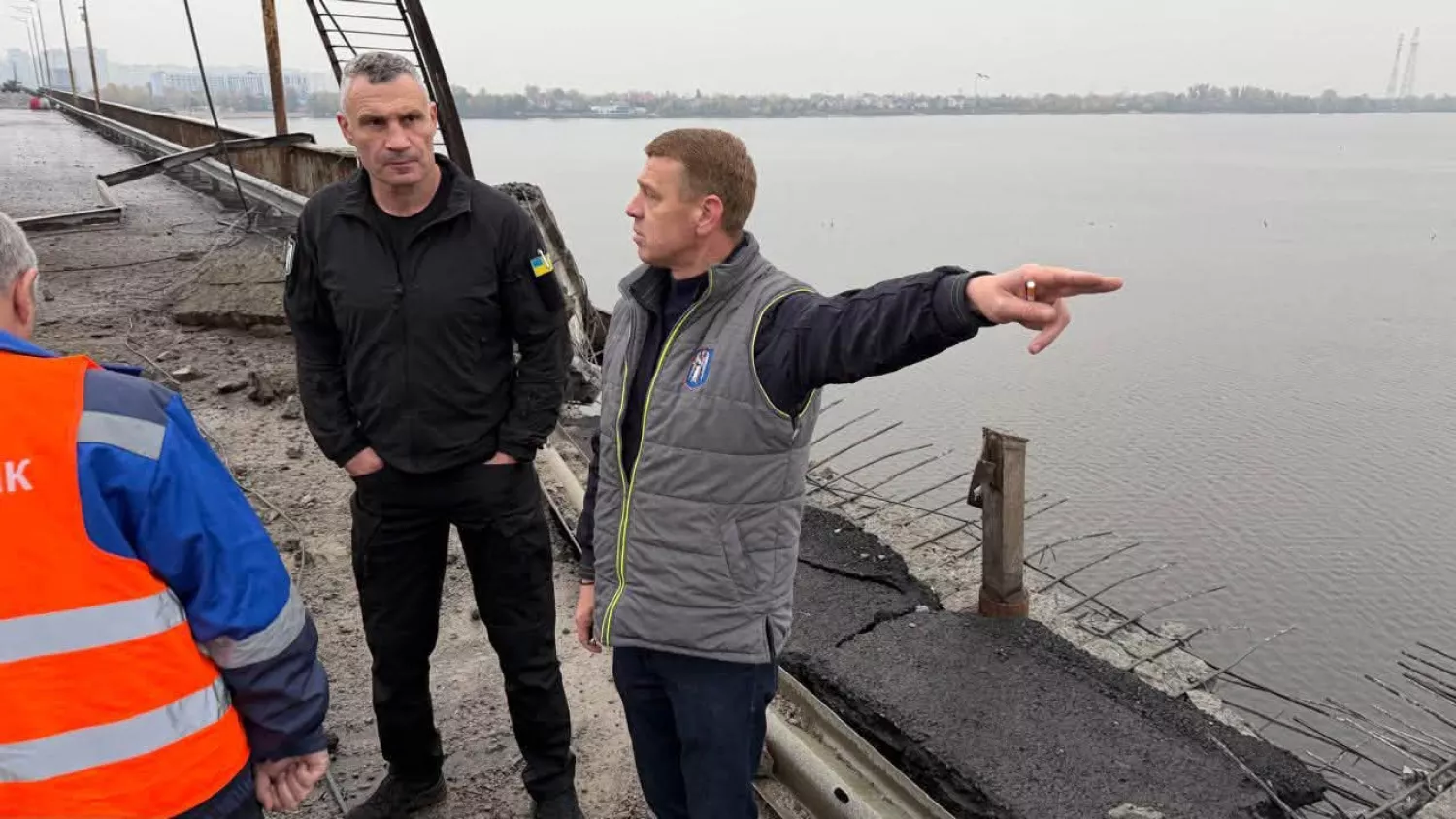 У Києві через ракетний удар перекрили Південний міст. Фото: Віталій Кличко