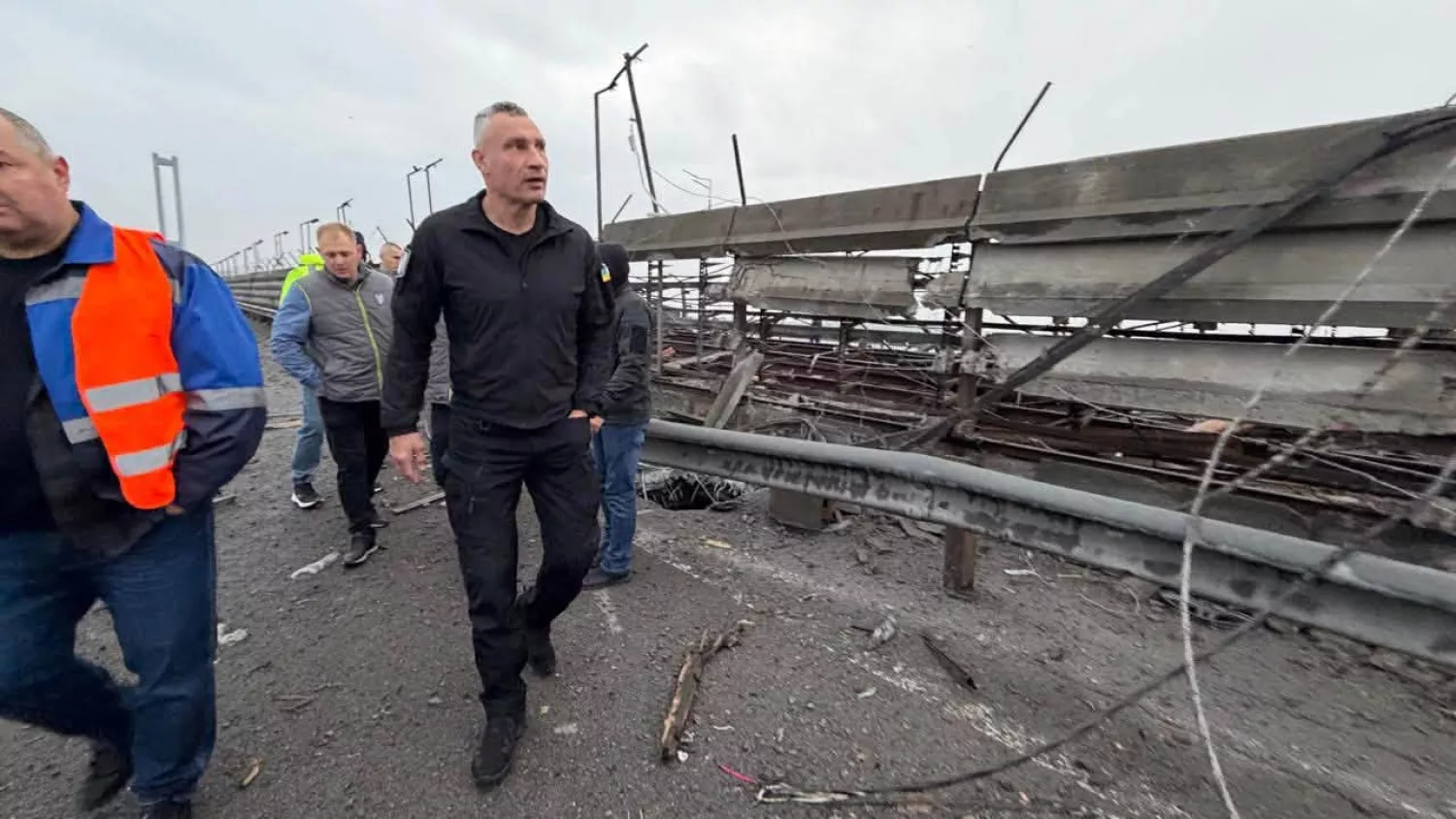 У Києві через ракетний удар перекрили Південний міст. Фото: Віталій Кличко