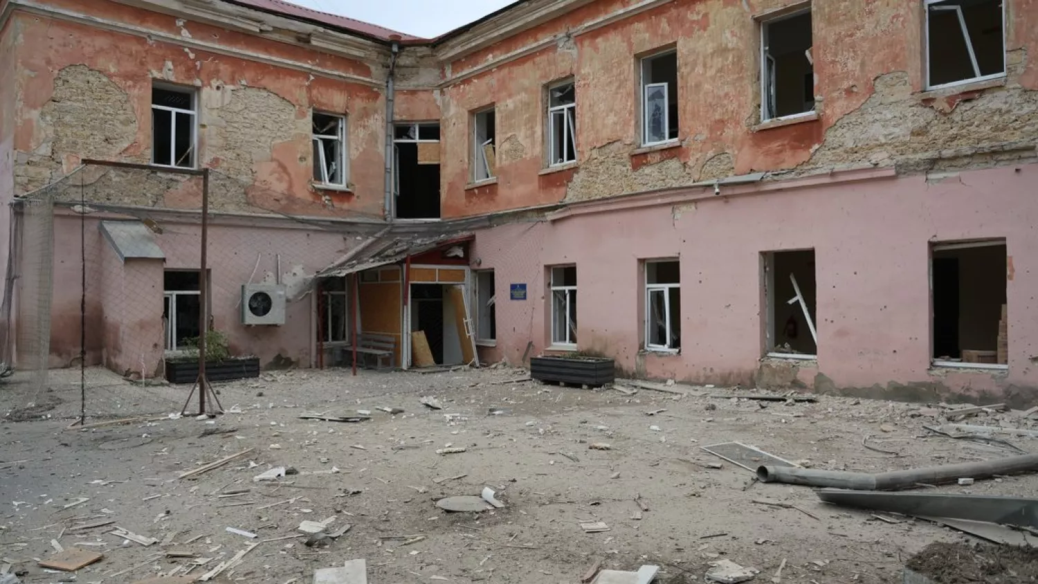 Пошкоджена через обстріл будівля лікарні у Херсоні, жовтень 2026 року. Фото: Суспільне Херсон, Олександр Корняков