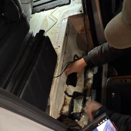 Прикордонники виявили 270 тис. доларів у авто. Фото ДПСУ