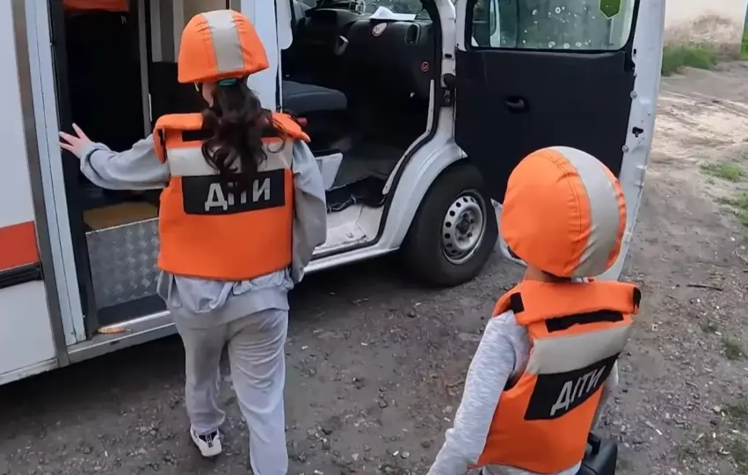 Евакуація дітей. Скриншот з відео Нацполіції Донеччини