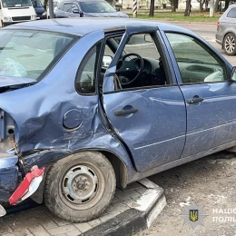 Після зіткнення двох легковиків у Миколаєві госпіталізували пасажира. Фото: Нацполіція