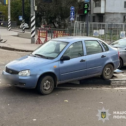 Після зіткнення двох легковиків у Миколаєві госпіталізували пасажира. Фото: Нацполіція