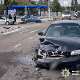 Після зіткнення двох легковиків у Миколаєві госпіталізували пасажира. Фото: Нацполіція