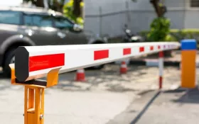 Самовільно встановлені споруди у дворі біля ринку на 3-й Слобідській демонтують. Фото: Дім.ріа