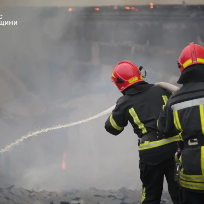 В Одесі під час пожежі меблевого складу загинули дві жінки. Фото: ДСНС