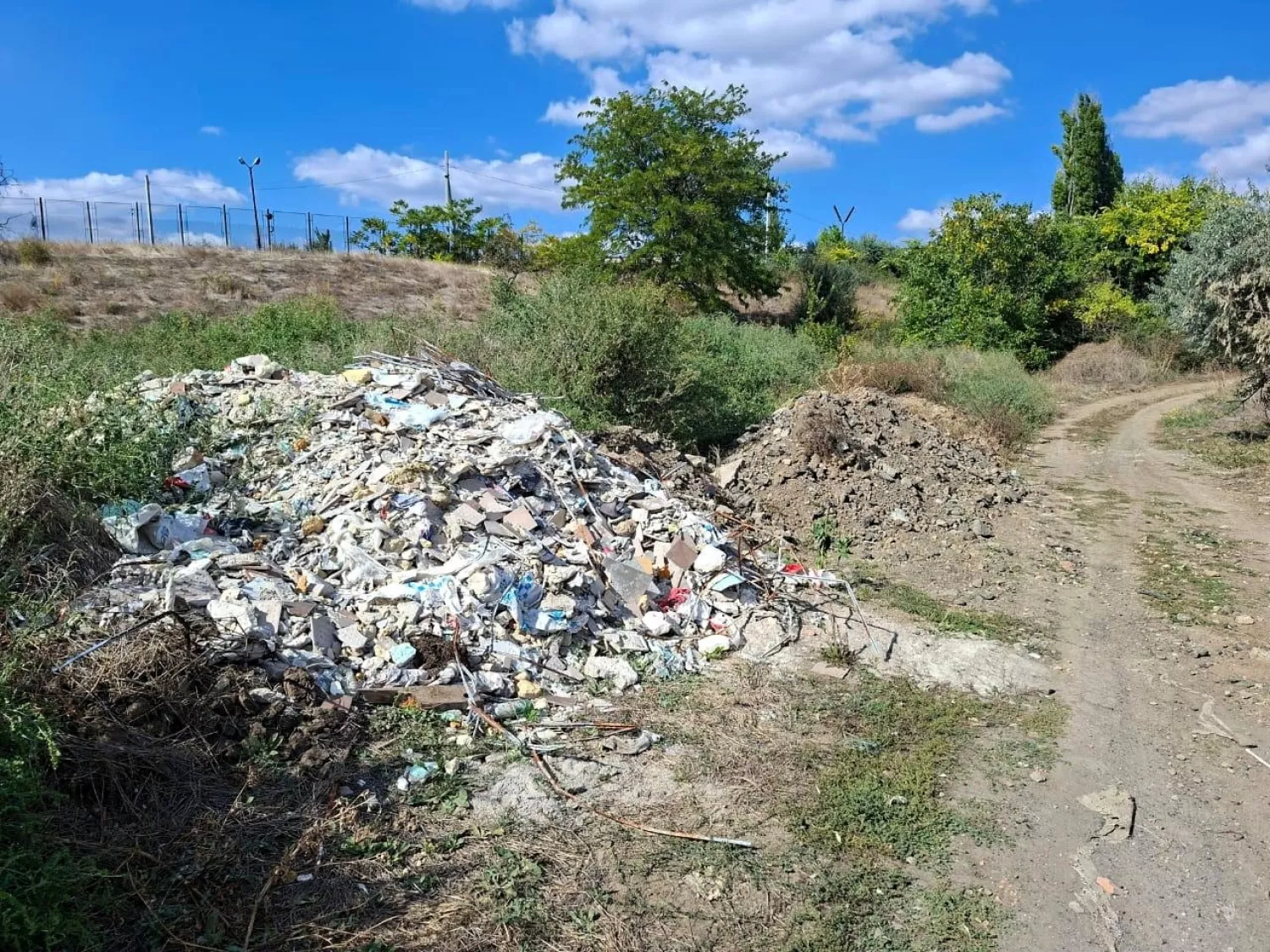 Поблизу села Набережне на Одещині виявили два сміттєзвалища. Фото екоінспекції