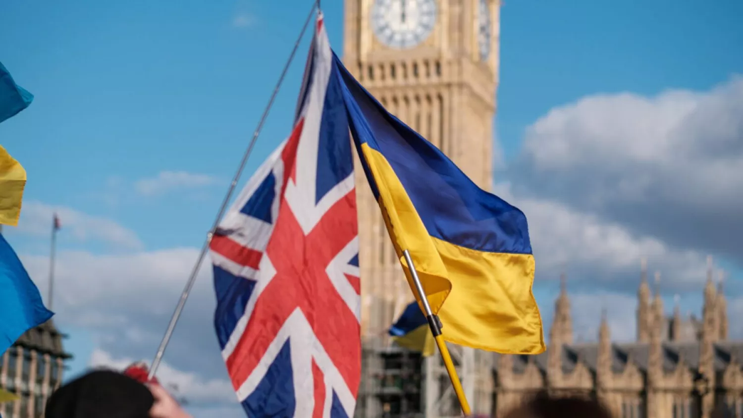 Прапори Британії та України. Ілюстративне фото: Reuters
