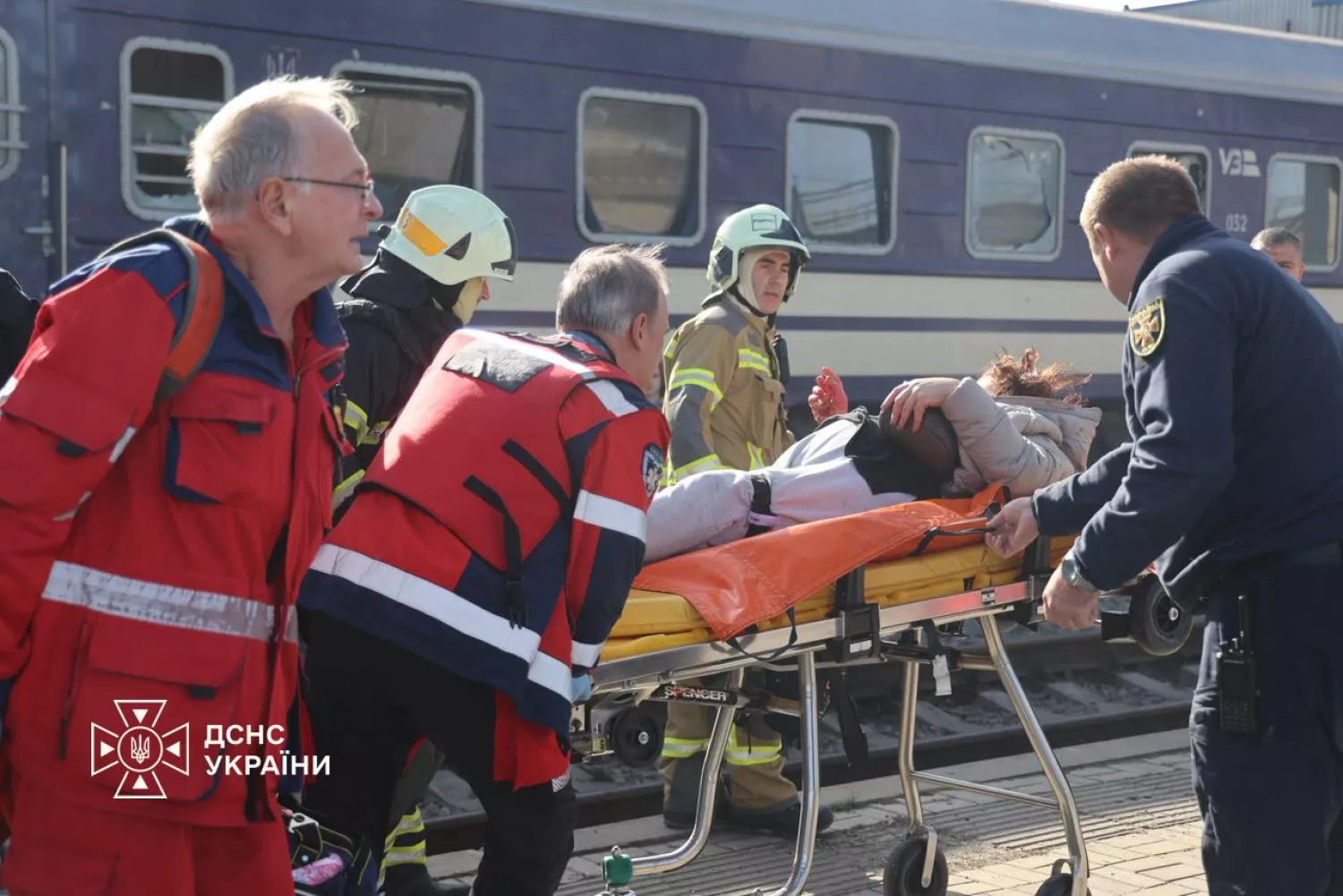 У Дніпрі внаслідок атаки РФ на електропотяг загинули 13 людей. Фото: ДСНС