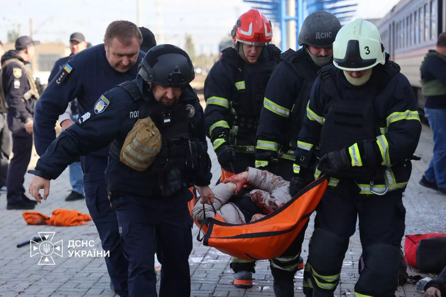 У Дніпрі внаслідок атаки РФ на електропотяг загинули 13 людей. Фото: ДСНС
